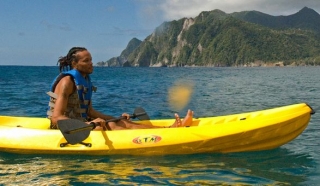 chico en canoa